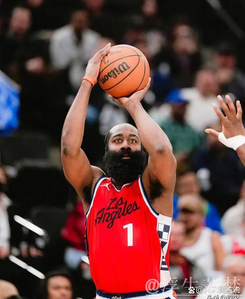 哈登罚球失手 布劳恩命中超长三分